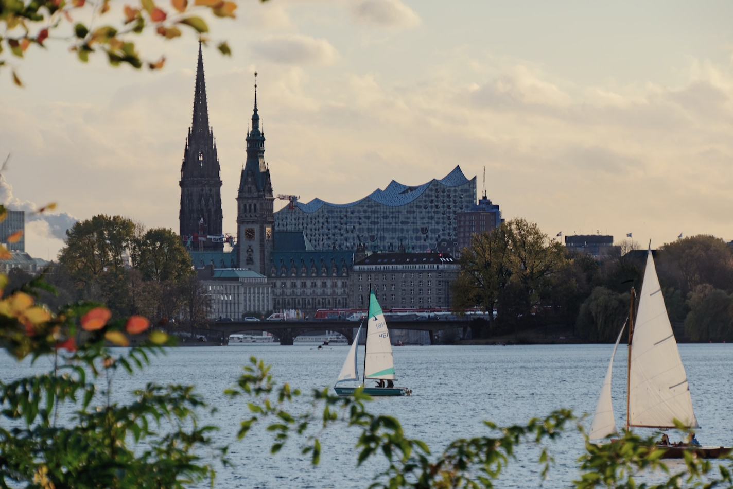 Blick von der Alster auf die Elbphilharmonie.